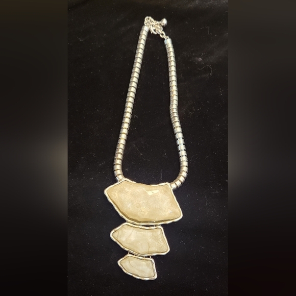 Jewelry - Elegant Cream and Silver Necklace